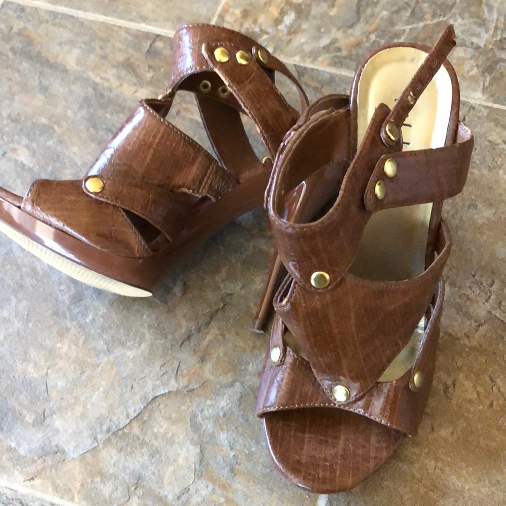 Cute brown straps heels!